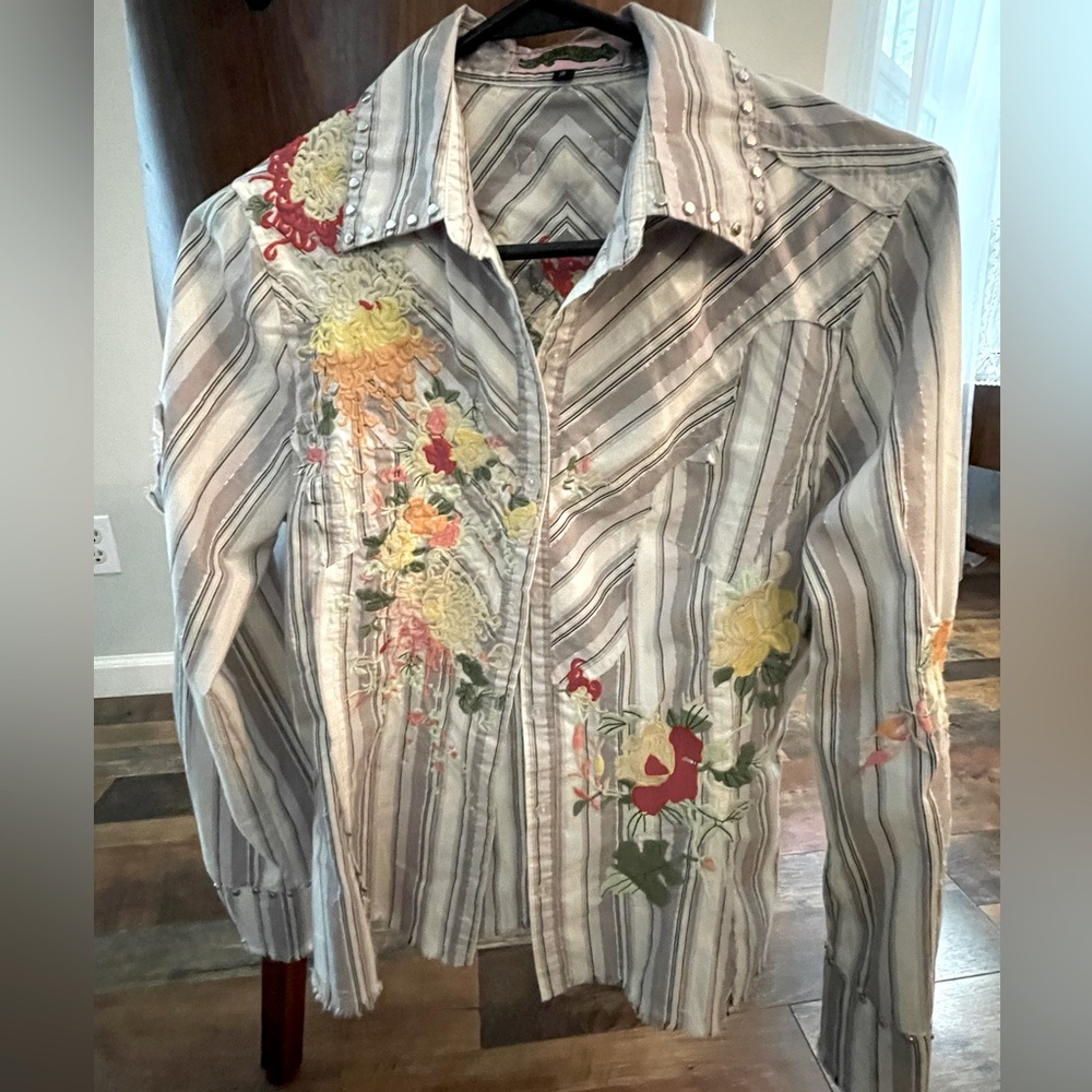 Fitted embroidered western top